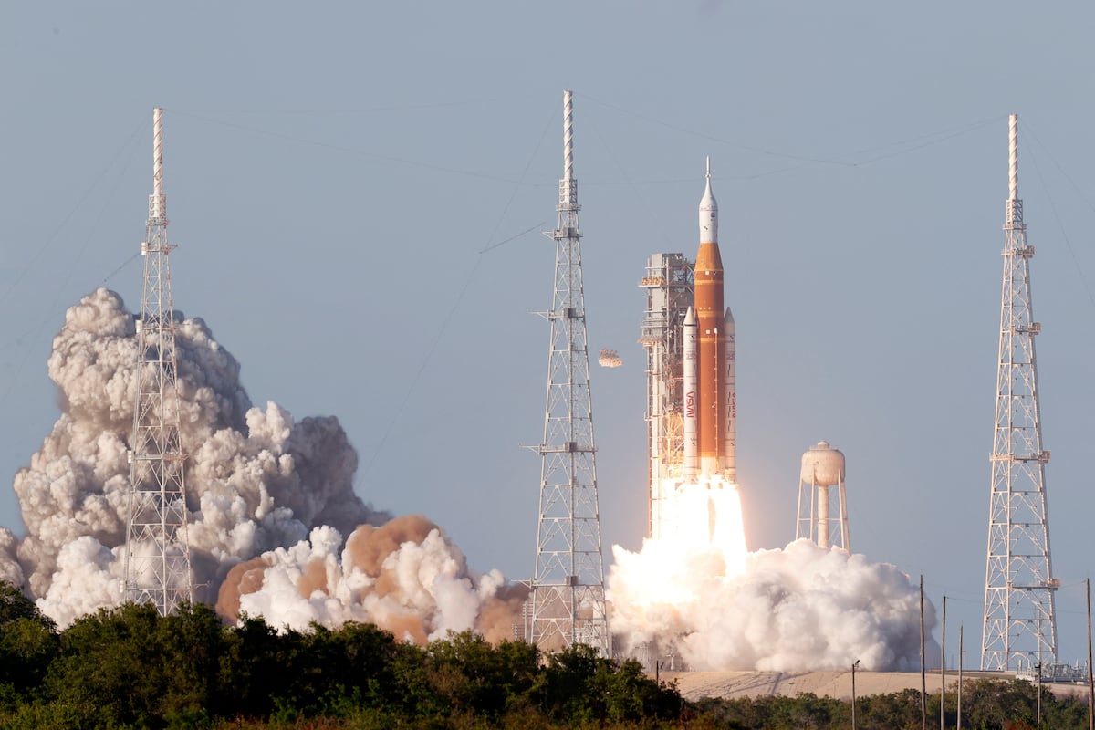 Última hora del lanzamiento de la misión Artemis 2, en directo | Seis minutos críticos: esta madrugada, la nave Orion encenderá motores para lanzarse hacia la Luna
