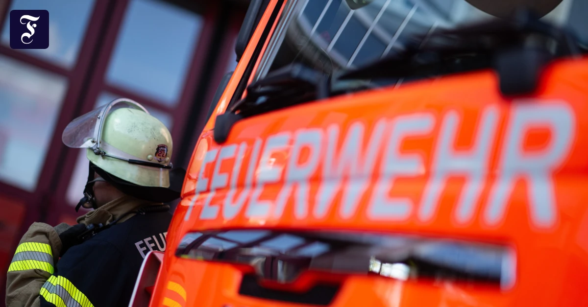 In Frankfurt: Lkw stößt mit U-Bahn zusammen – beide Fahrer verletzt