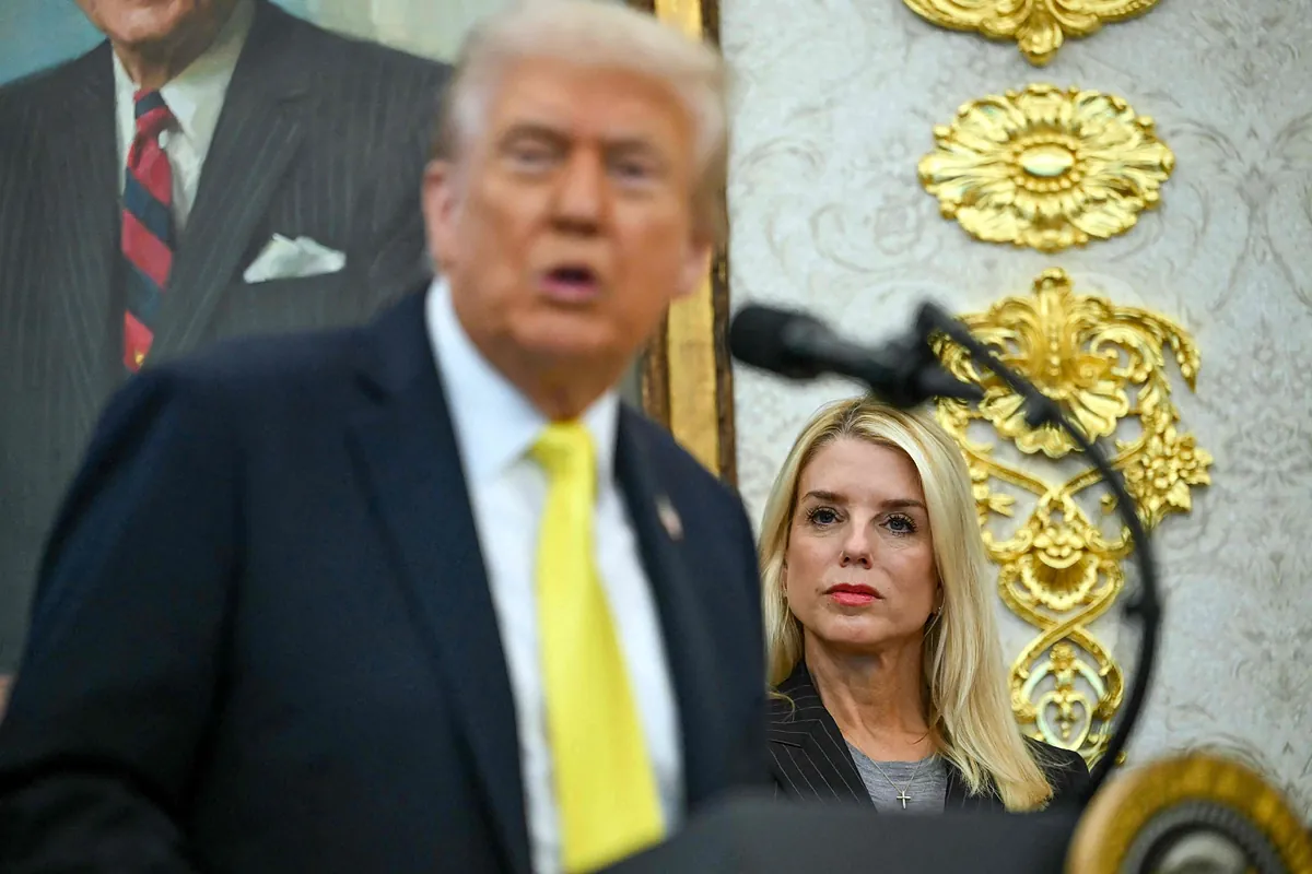 Trump destituye a la fiscal general Pam Bondi