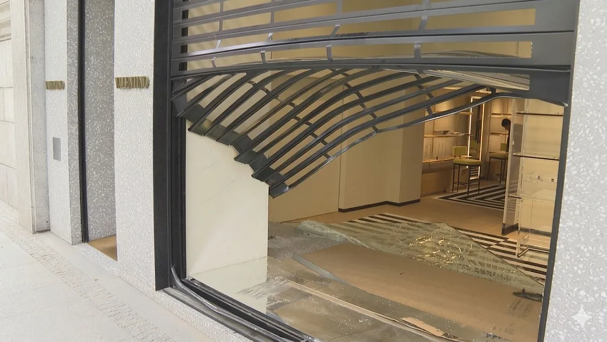 Violento alunizaje en la Milla de Oro de Madrid: empotran un coche para saquear una tienda de lujo en Ortega y Gasset y vacían extintores para borrar las pruebas