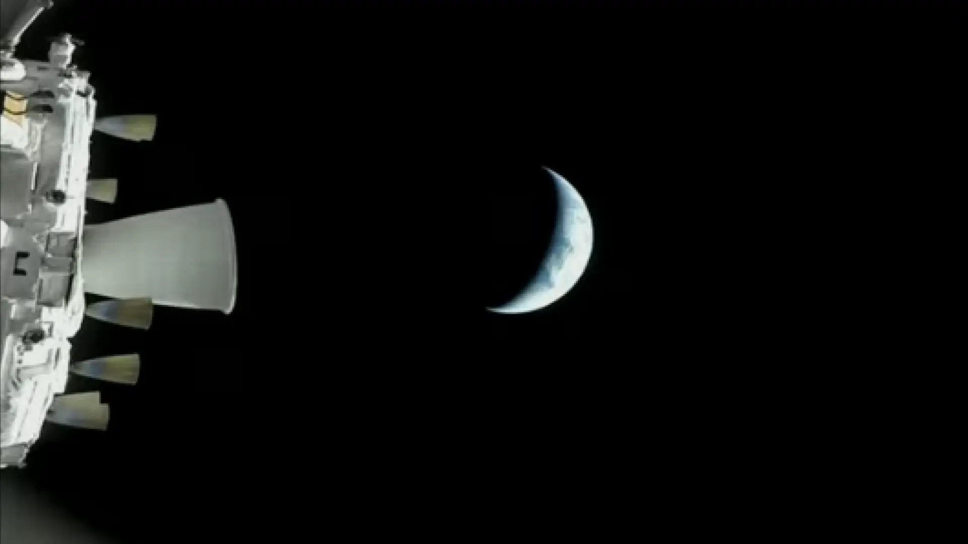 
         Así ha sido el primer día de los astronautas de la Artemis II: se acomplan a su nueva rutina con el frío como uno de los principales contratiempos 
    