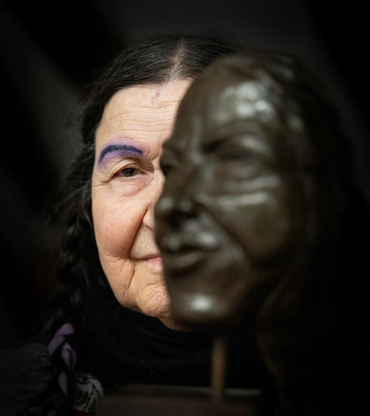 Ángela, la célebre escultora de los 70 que desapareció, busca donar su legado: "Pasar a la historia me importa un pepino, quiero dar a mi obra el hogar que merece"