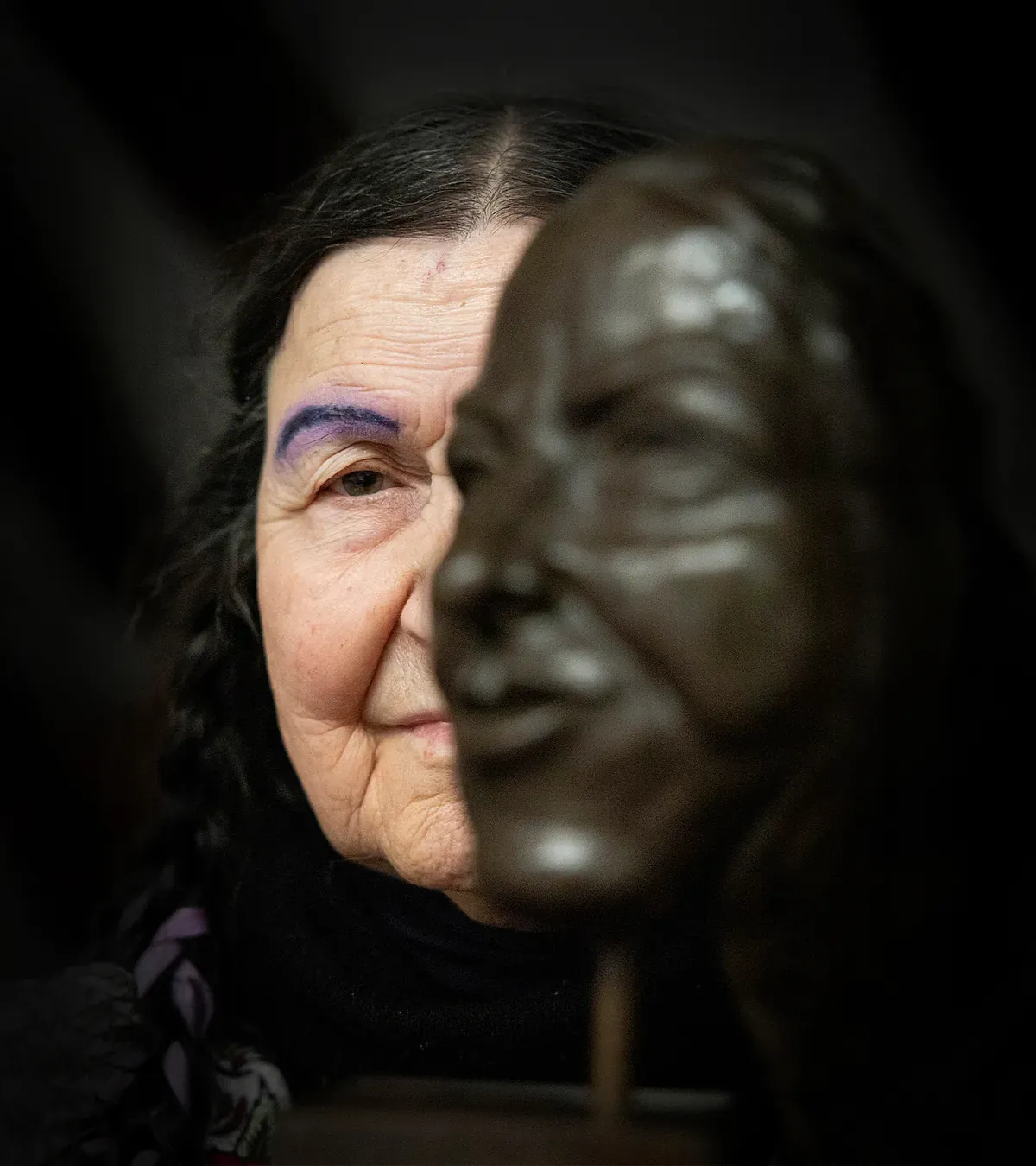 Ángela, la célebre escultora de los 70 que desapareció, busca donar su legado: "Pasar a la historia me importa un pepino, quiero dar a mi obra el hogar que merece"