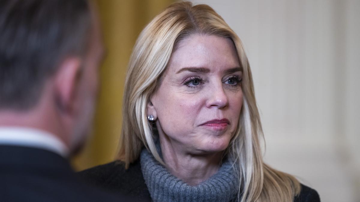 
          Trump destituye a Pam Bondi como fiscal general tras sus desencuentros por el caso Epstein
      
