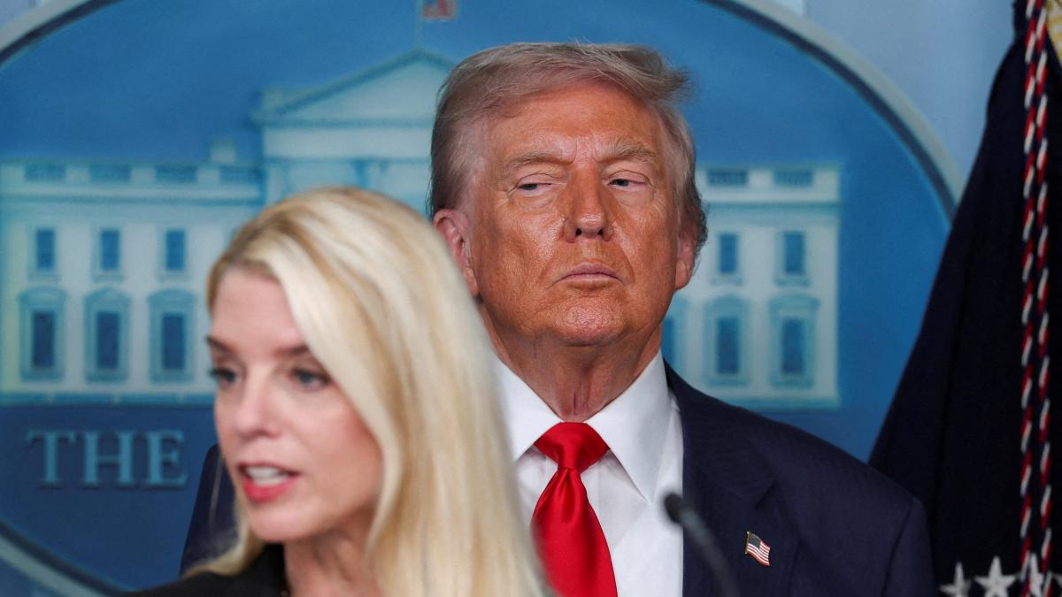 
           Los fracasos que han hundido a Pam Bondi, la “patriota” y “amiga leal” que Trump ha despedido como fiscal general
       