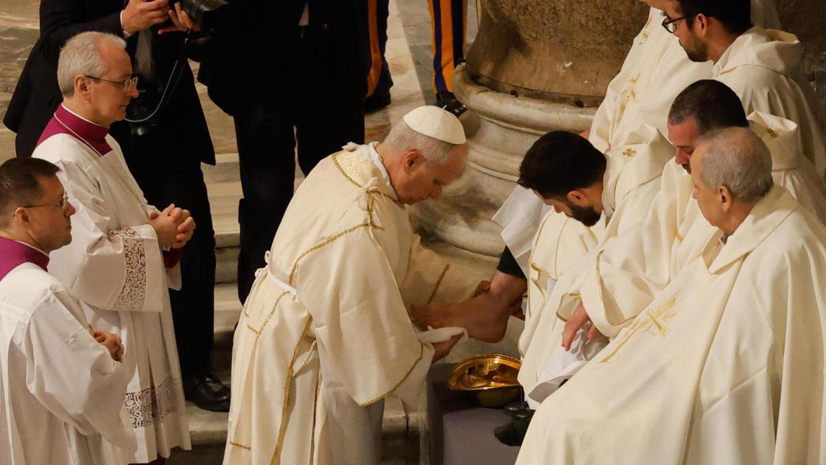 
                      El papa León XIV lava los pies a 12 sacerdotes en la Misa de la Cena del Señor del Jueves Santo
                  