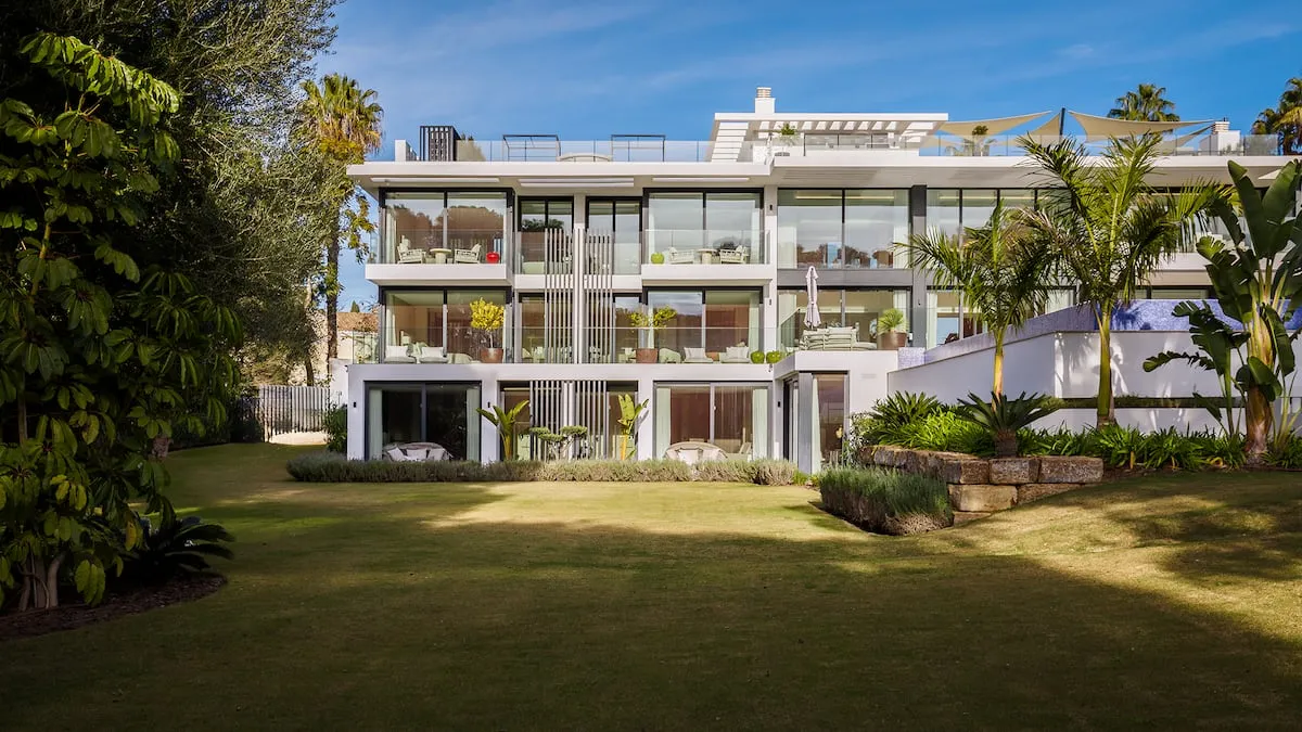 Las tres casas de la semana: imponente villa en Sotogrande por casi 13 millones de euros