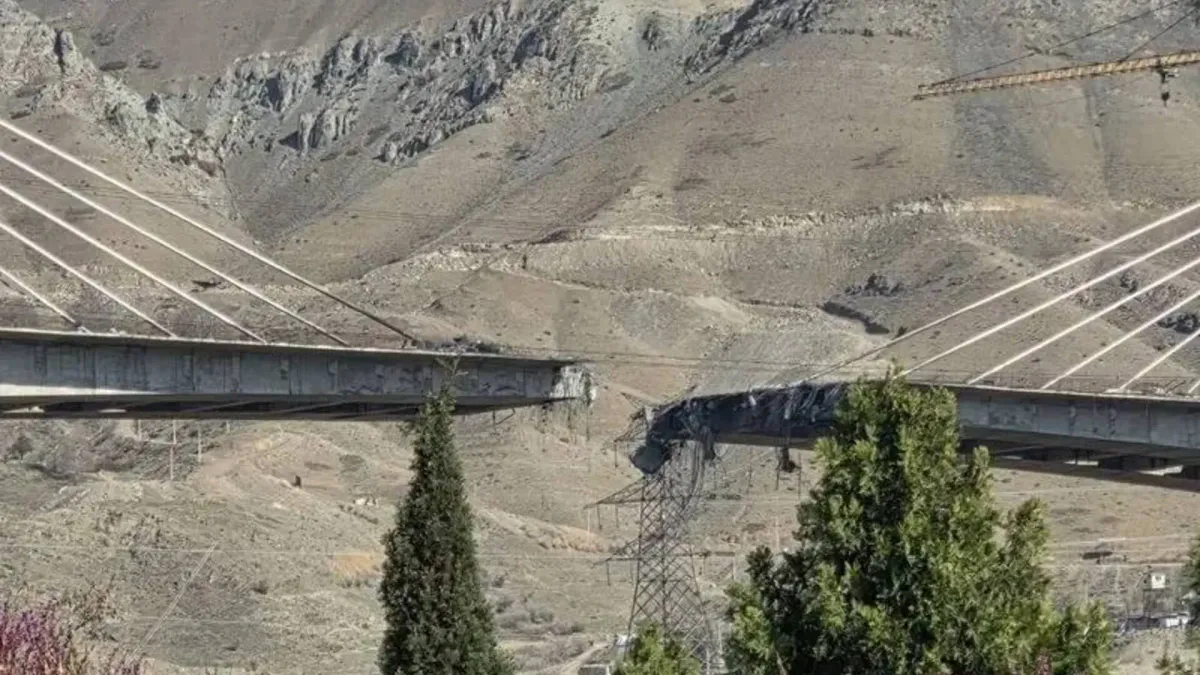 
         Trump dice que EEUU "no ha empezado a destruir lo que queda en Irán" tras volar el puente más grande del país 
    