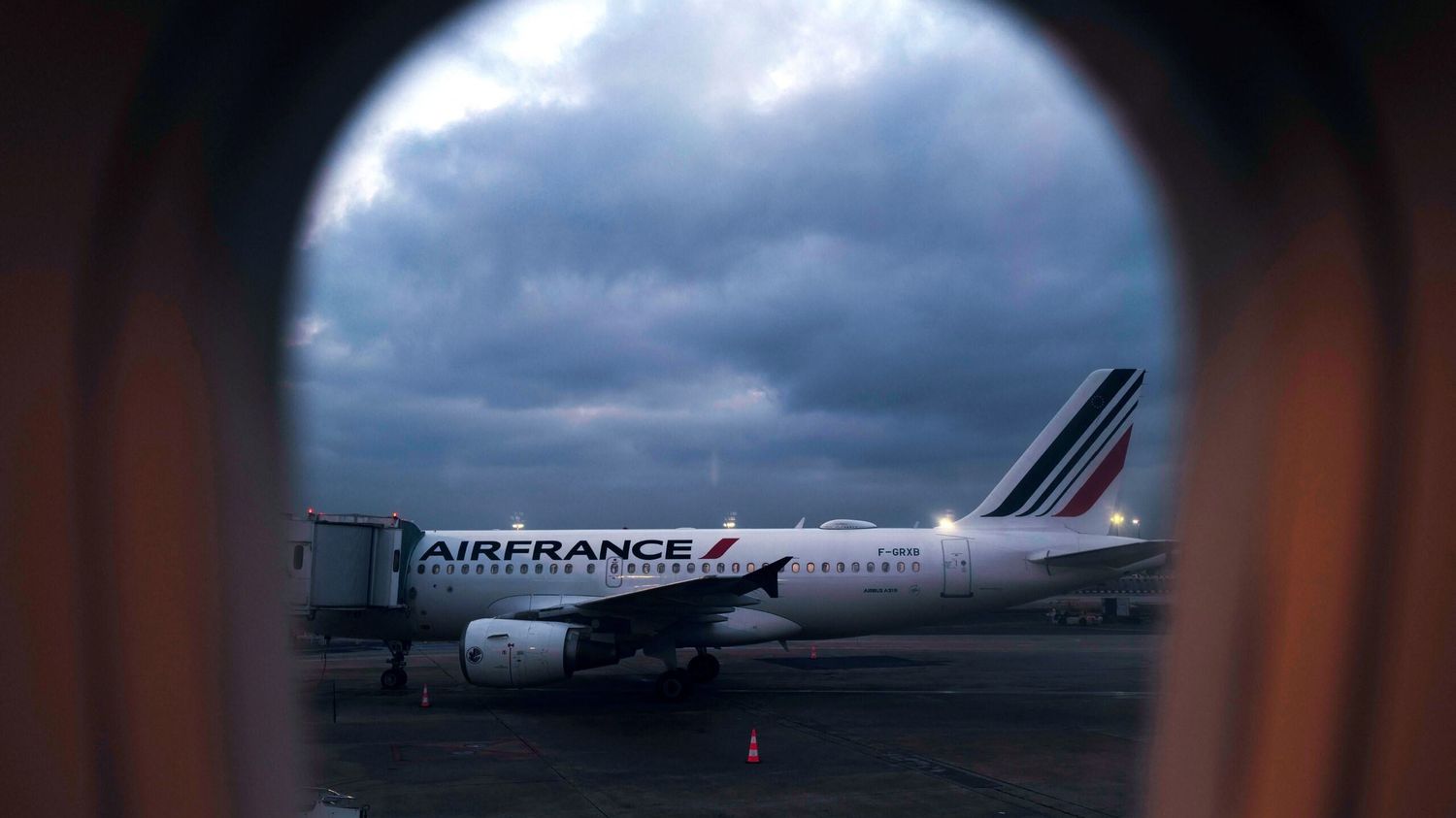 "Mais vas-y, touche-la" : une hôtesse d'Air France accuse la compagnie devant les prud'hommes