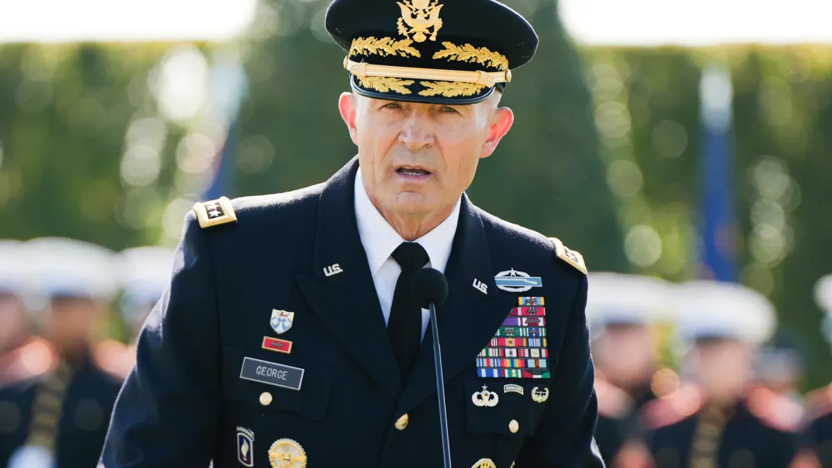 
         Trump destituye al jefe del Estado Mayor, Randy George, en medio del conflicto con Irán 
    