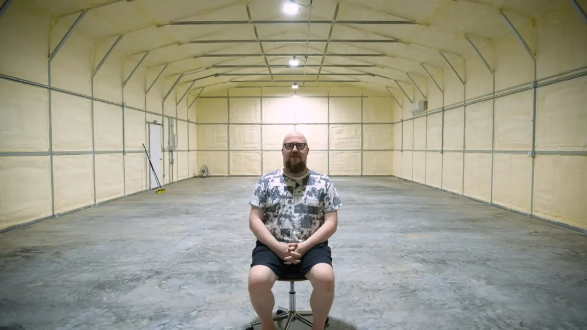 
         Un 'youtuber' construye un búnker para proteger su colección de videojuegos y accesorios 
    