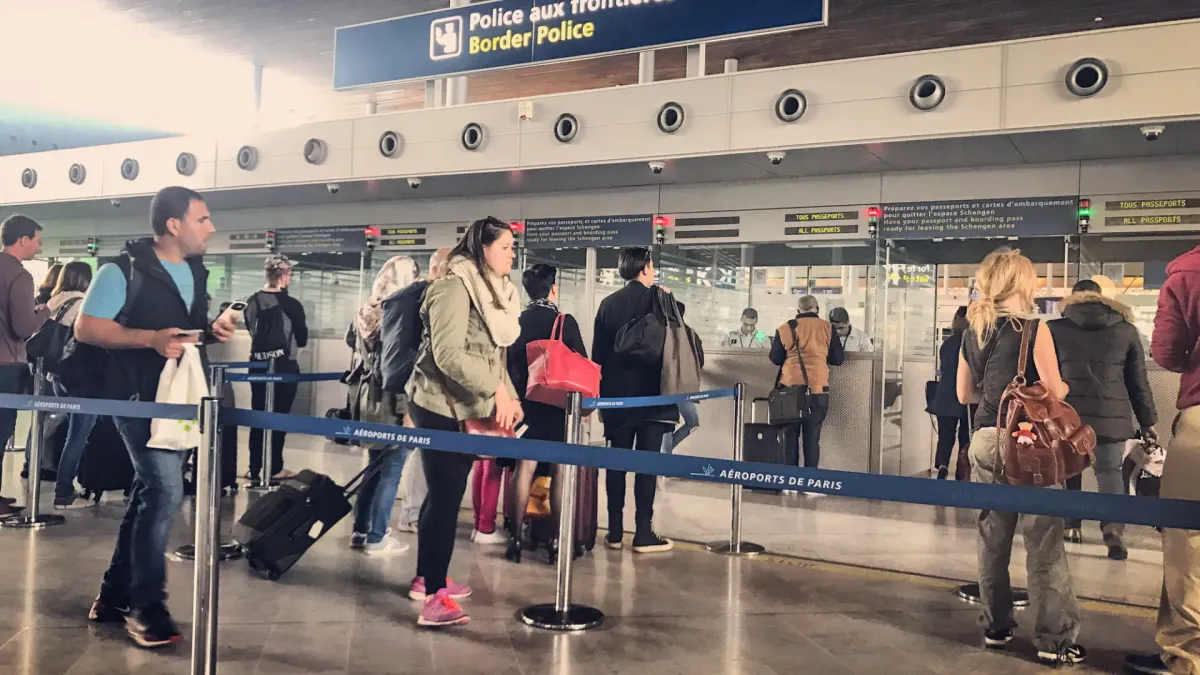 
         Los aeropuertos europeos esperan colas de más de dos horas en sus controles esta Semana Santa 
    