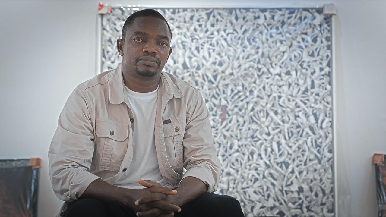 Côte d’Ivoire: une exposition de tableaux pour questionner la place des influenceurs dans la société