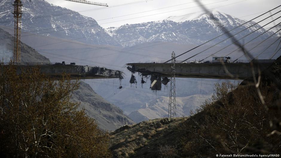 USA bombardieren Autobahnbrücke im Iran