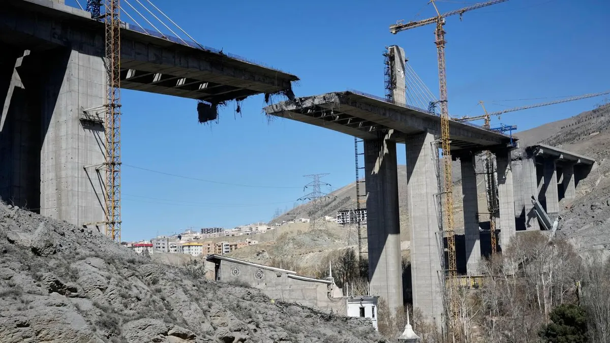 USA zerstören iranische Brücke - und Trump droht