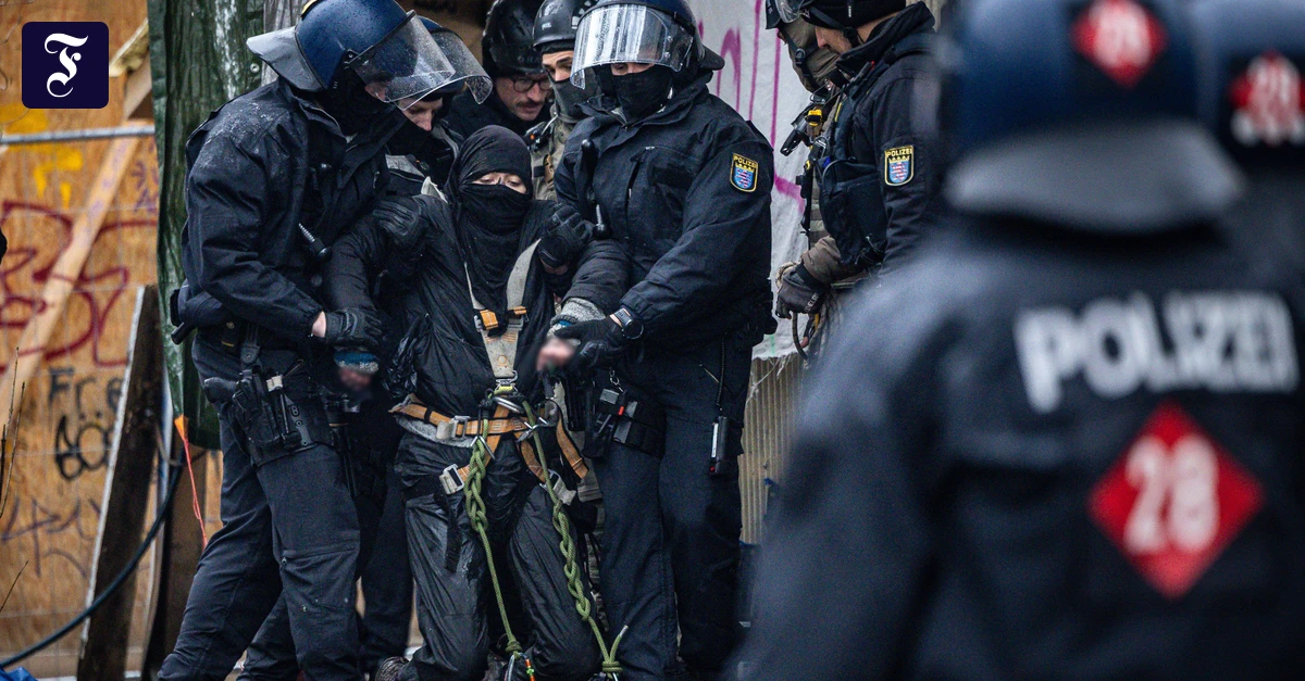 Vorwürfe gegen Beamte: Polizei sieht kein Fehlverhalten bei Räumung des Osthangs