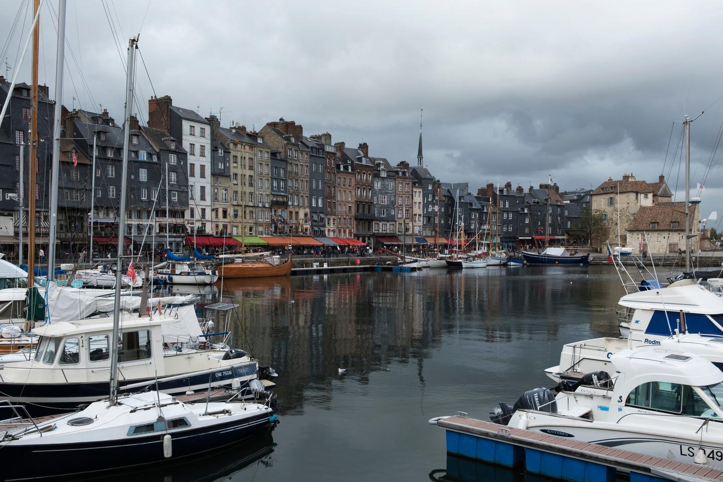 A Honfleur, trois immeubles menacent de s’effondrer, entraînant des évacuations et la fermeture de 19 commerces