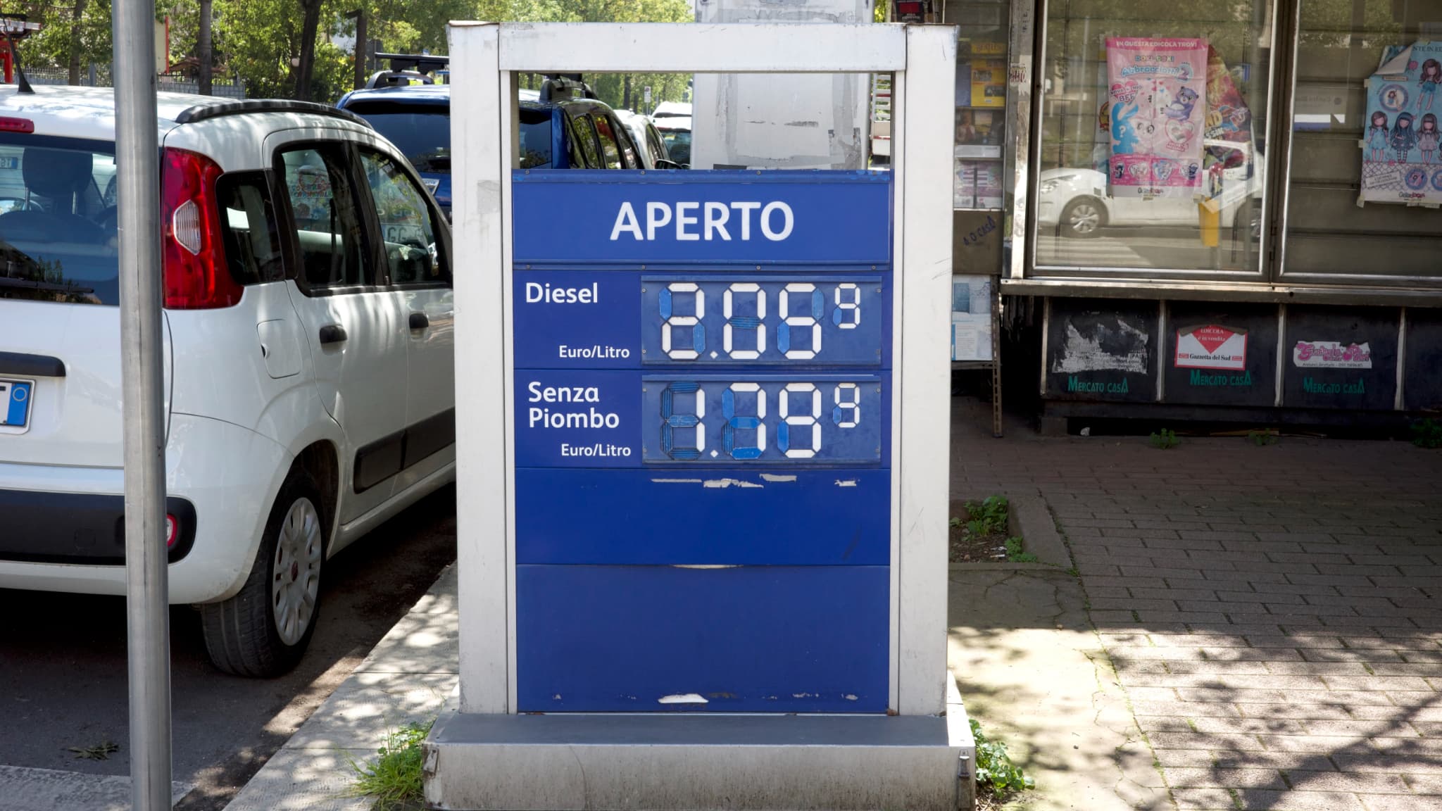 Le litre y est 20 centimes moins cher qu'en France: l'Italie prolonge d'un mois les réductions de taxes sur les carburants