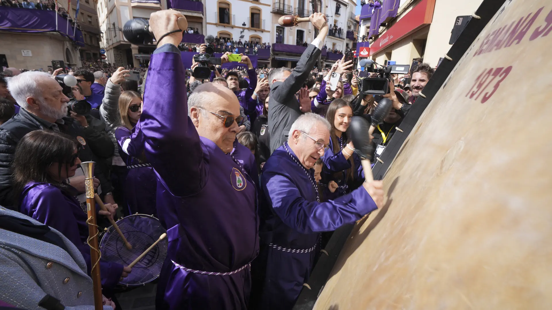 
         Resines, protagonista de la Semana Santa de Teruel: rompe la hora con el sonido de cientos de tambores 
    