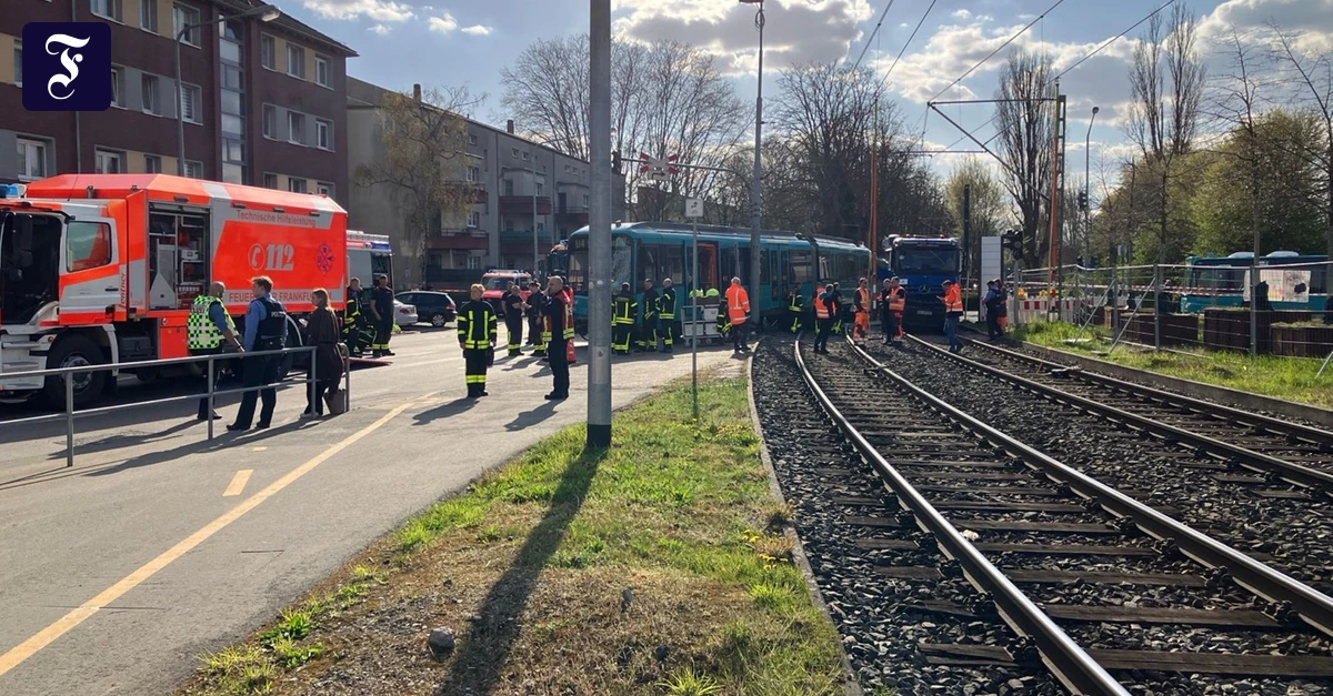 Fahrer Schwer Verletzt: Lkw kracht in U-Bahn