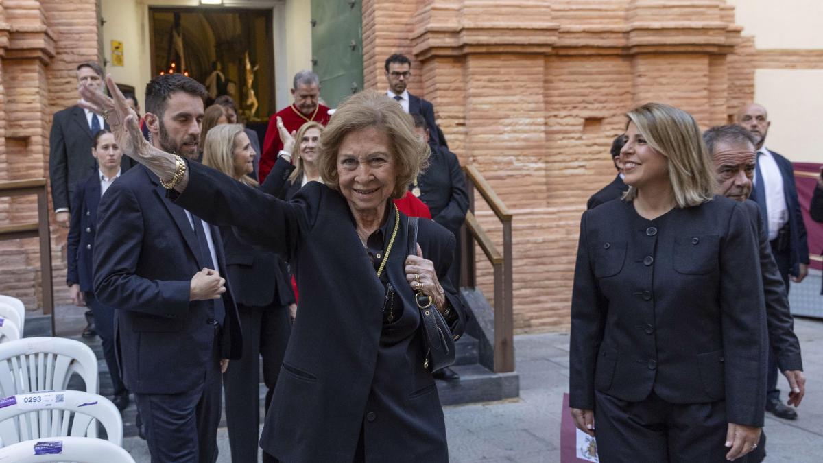 
                                       La reina Sofía y las infantas Elena y Cristina procesionan en Murcia y Cartagena
                                   