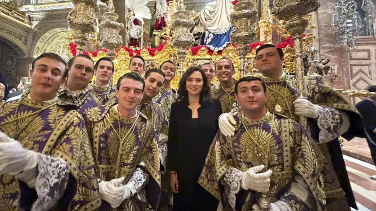 Ayuso asiste a las procesiones de la Madrugá en Sevilla