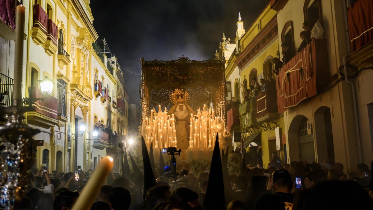 
                                                                                             Sevilla se recoge entre la devoción y la bulla de su Madrugá
                                                                                         