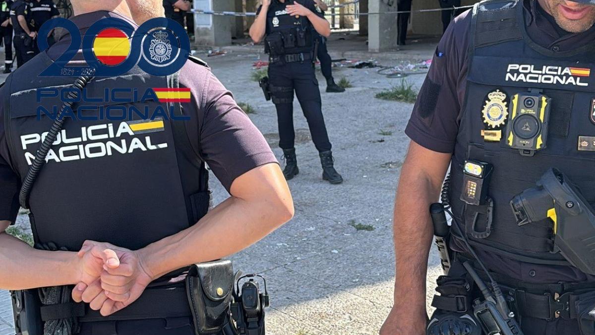 
                                                                                              Hallan a un matrimonio muerto en el baño de su casa en València por un escape de gas
                                                                                          