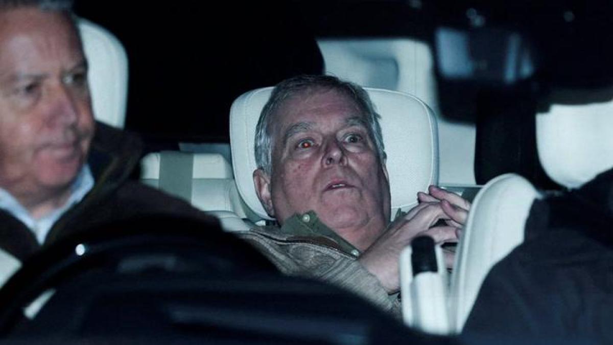 
                                                                                                                              Un grupo de manifestantes ataca al expríncipe Andrés en su nueva residencia en Sandringham
                                                                                                                          