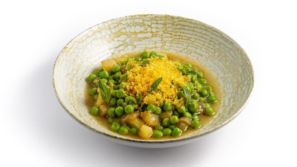 
                                                                                                                                         Potencia el sabor de los guisantes con yema curada y un toque de sal de Cardona
                                                                                                                                     