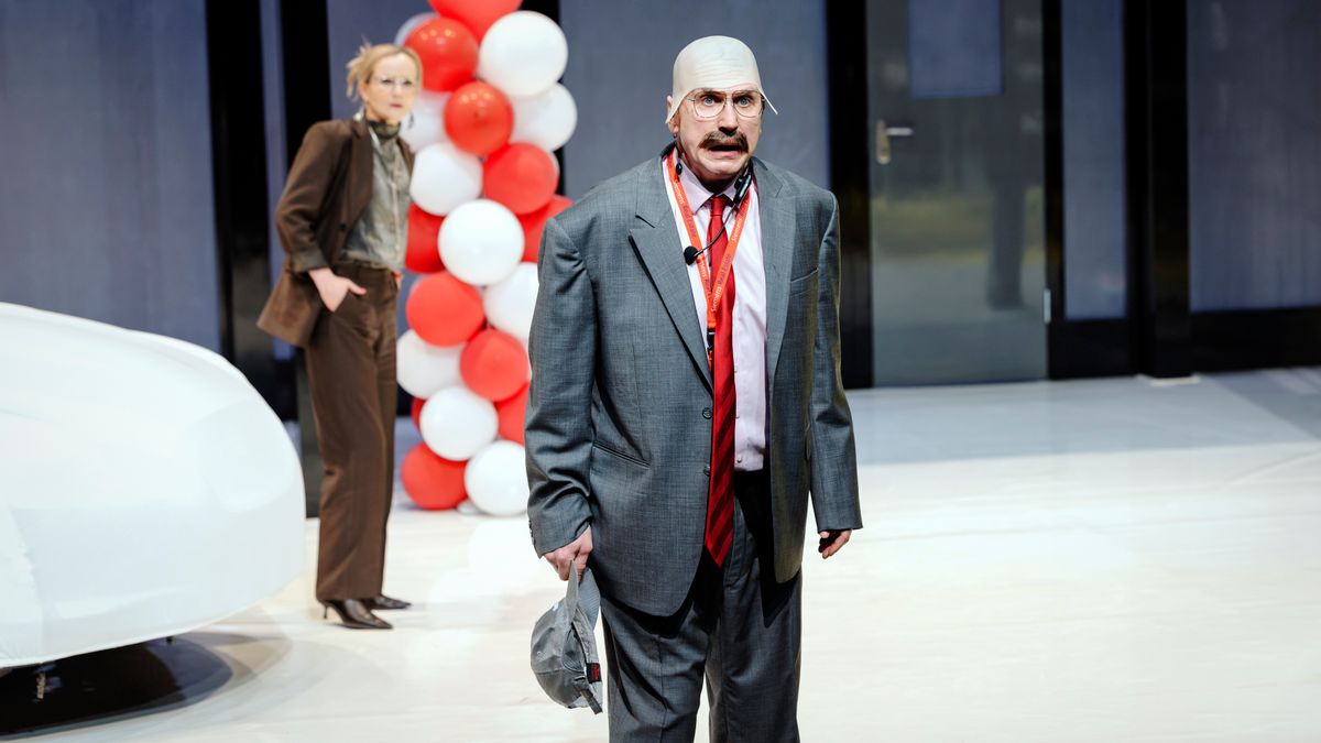 Lars Eidinger macht sich zum Hanswurst – »Der Geizige« in Berlin