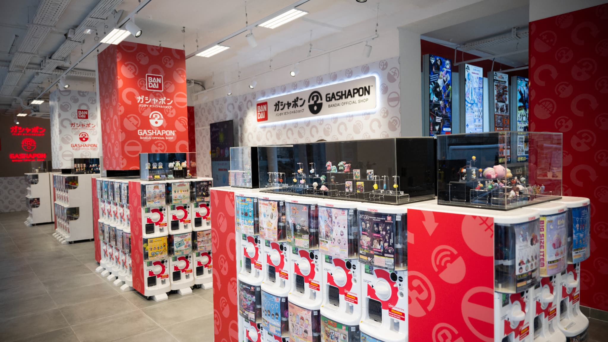 Dragon Ball, Mario, Tamagotchi... La folie des distributeurs de jouets japonais Bandai débarque à Paris (et les adultes sont les principales cibles)