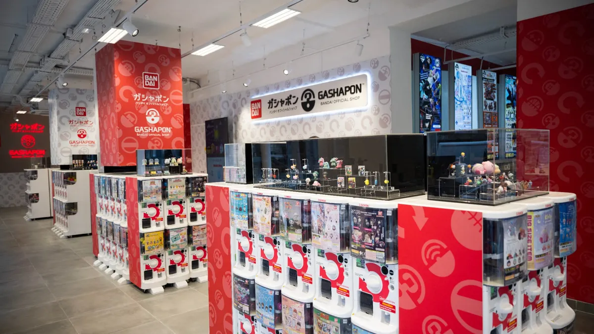 Dragon Ball, Mario, Tamagotchi... La folie des distributeurs de jouets japonais Bandai débarque à Paris (et les adultes sont les principales cibles)