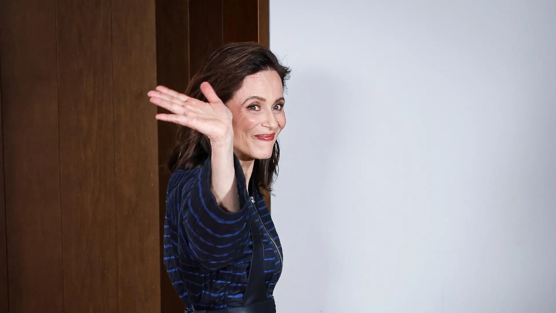 
         Aitana Sánchez-Gijón reacciona con humor a un texto irónico sobre su beso con Maxi Iglesias 
    