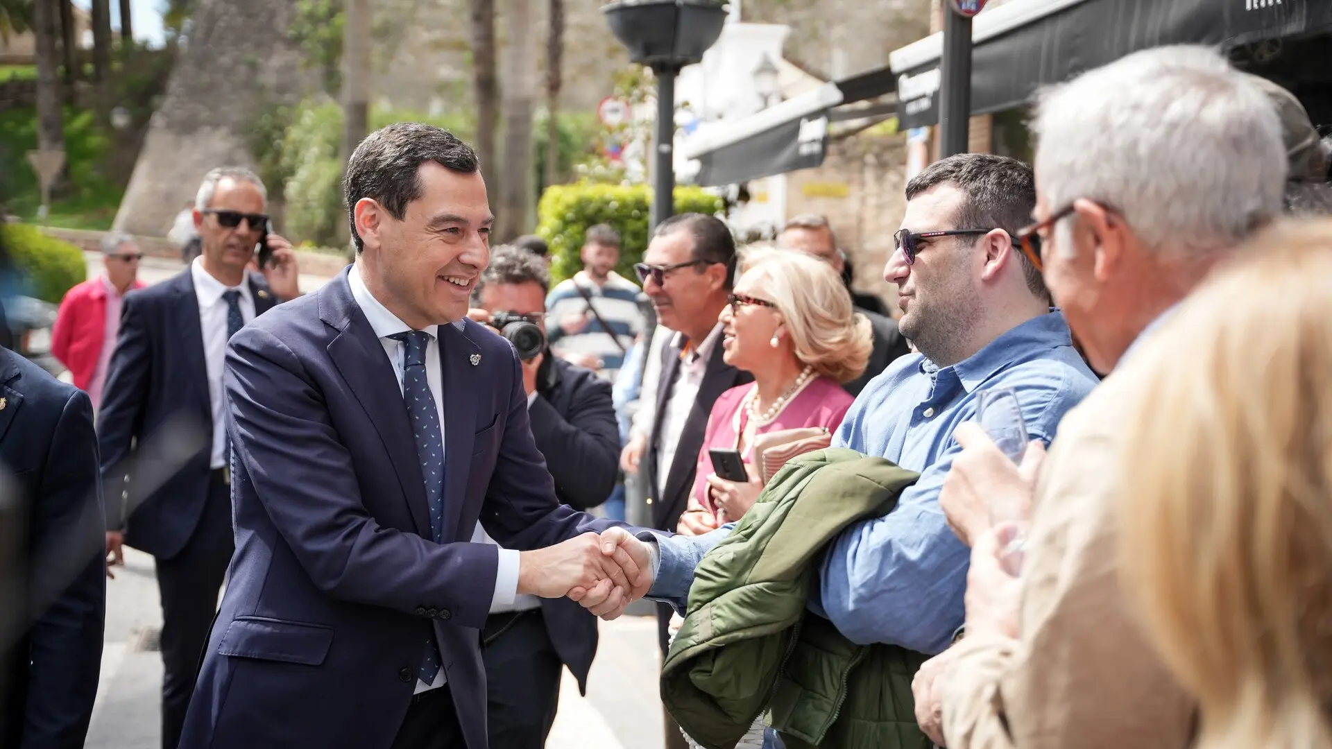 
         Detenido un hombre en Cabra tras increpar a Juanma Moreno y oponer resistencia policial 
    