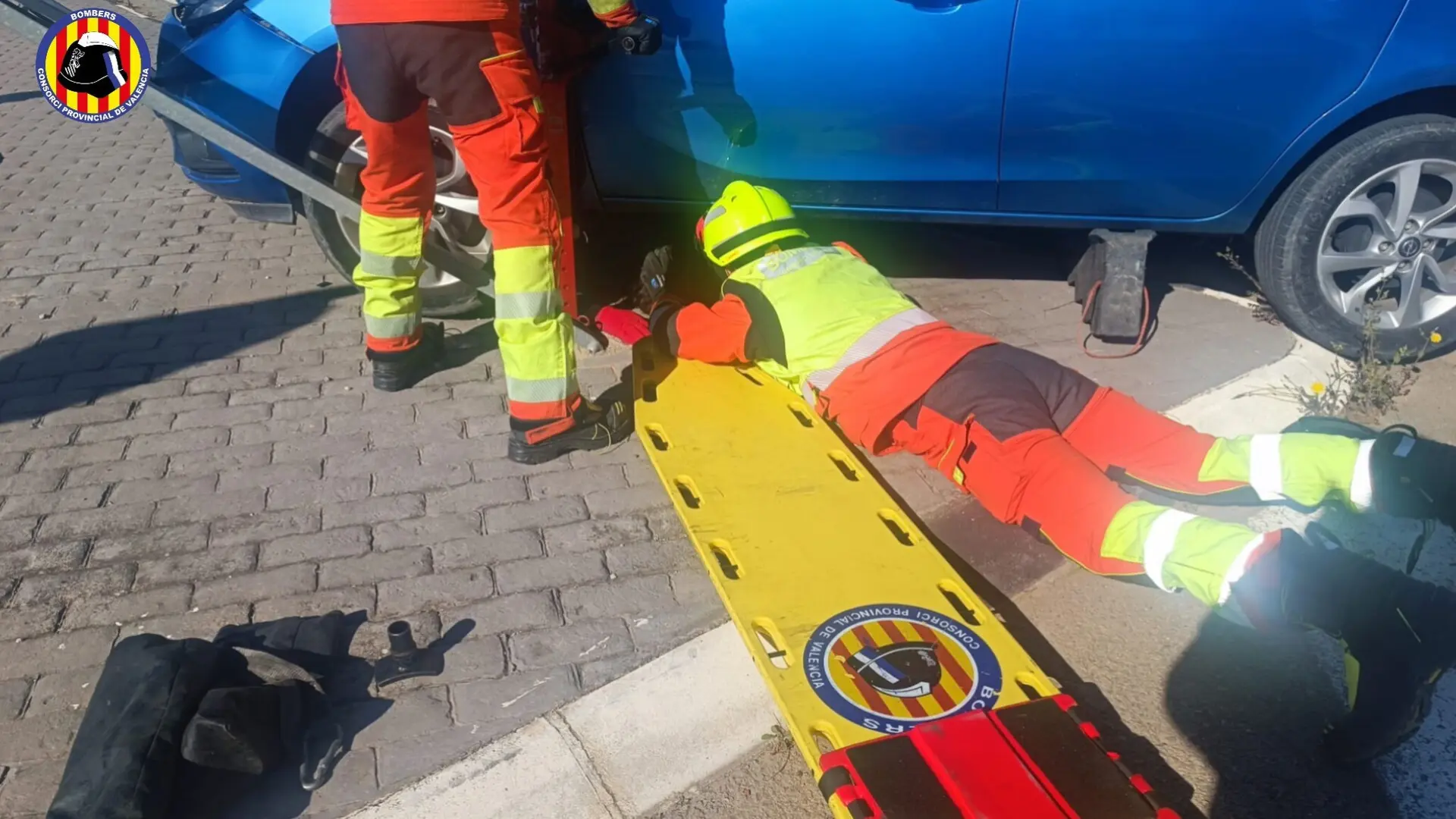 
         Rescatan al conductor de un patinete atrapado debajo de un coche en Torrent 
    