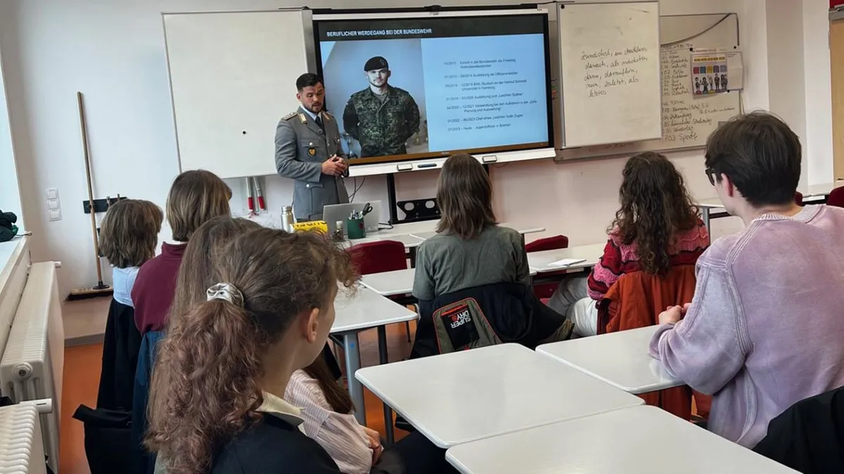 Wenn ein Offizier im Klassenzimmer steht