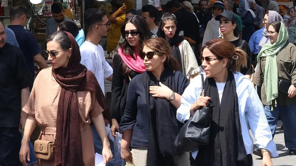 "L'application de cette loi a été suspendue, mais la loi existe toujours" : trois questions sur l'obligation du port du voile en Iran