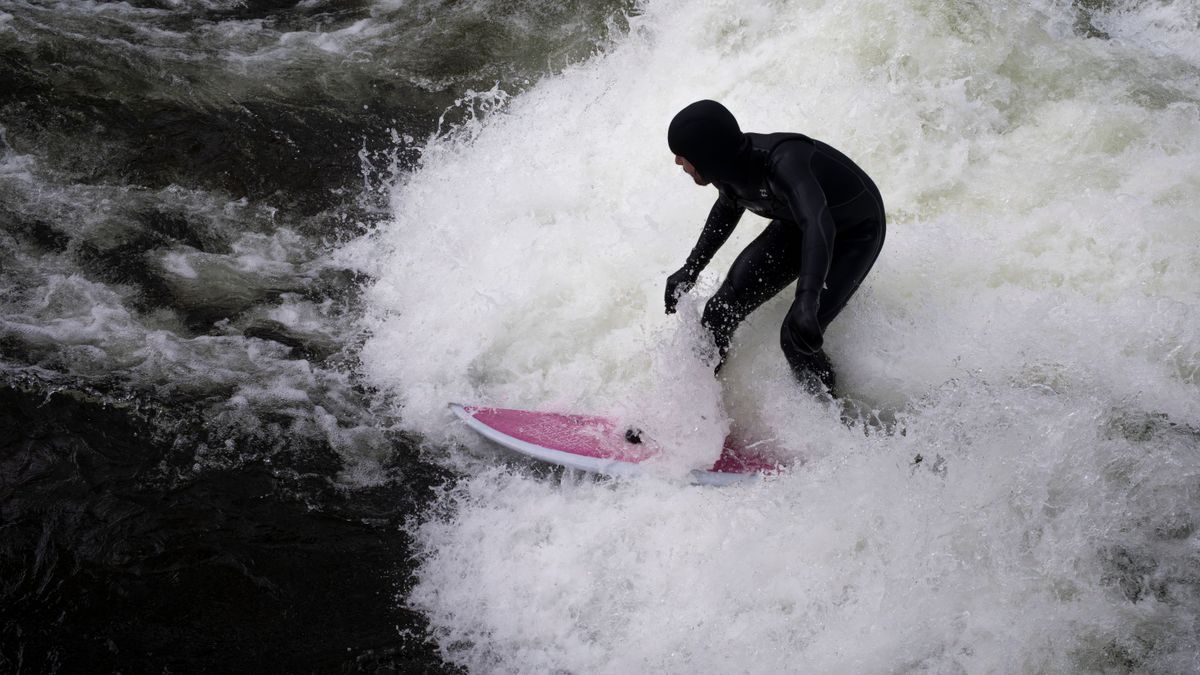 München: Eisbachwelle ist wieder da
