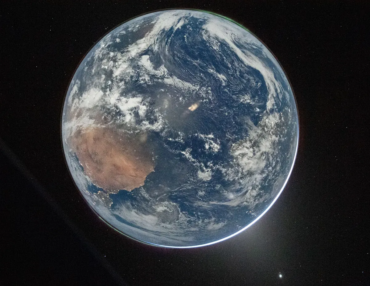 Un retrato de la Tierra para la historia: la impresionante foto tomada por el comandante de Artemisa 2
