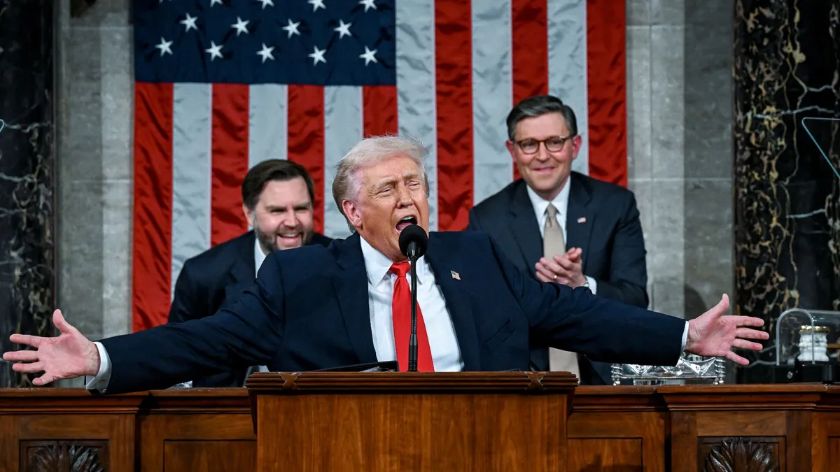 "Les économies sont réalisées en réduisant les programmes 'woke', instrumentalisés et source de gaspillage": Donald Trump réclame une baisse de 10% des dépenses discrétionnaires dans le bugdet 2027