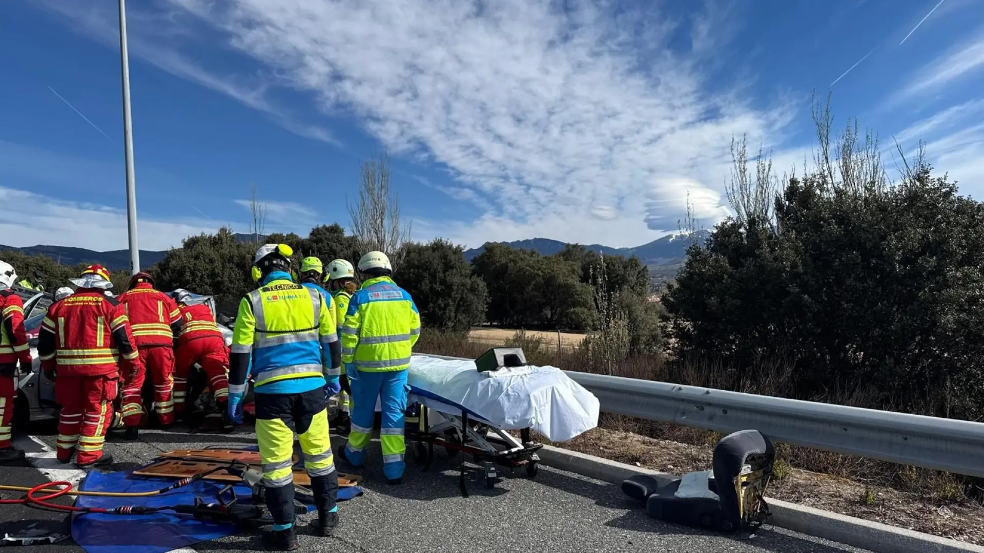 
         Dos heridos graves y tres leves en el impacto entre dos turismos en la AP-6 en Guadarrama 
    
