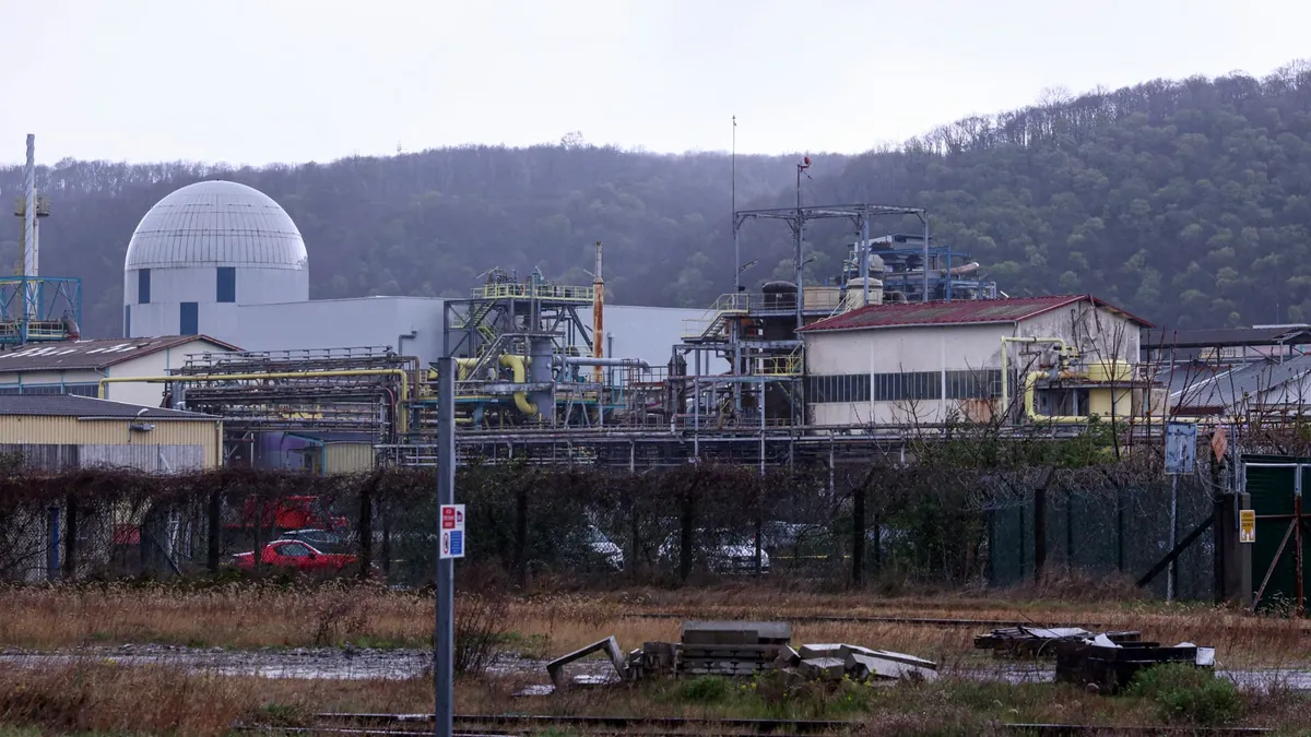 Une bonne nouvelle pour l'ex-usine Vencorex? Réunis à Bercy, les porteurs du projet de reprise assurent avoir "trouvé des solutions concrètes" et espèrent pouvoir "reconstruire" le site chimique aujourd'hui promis à un ferrailleur