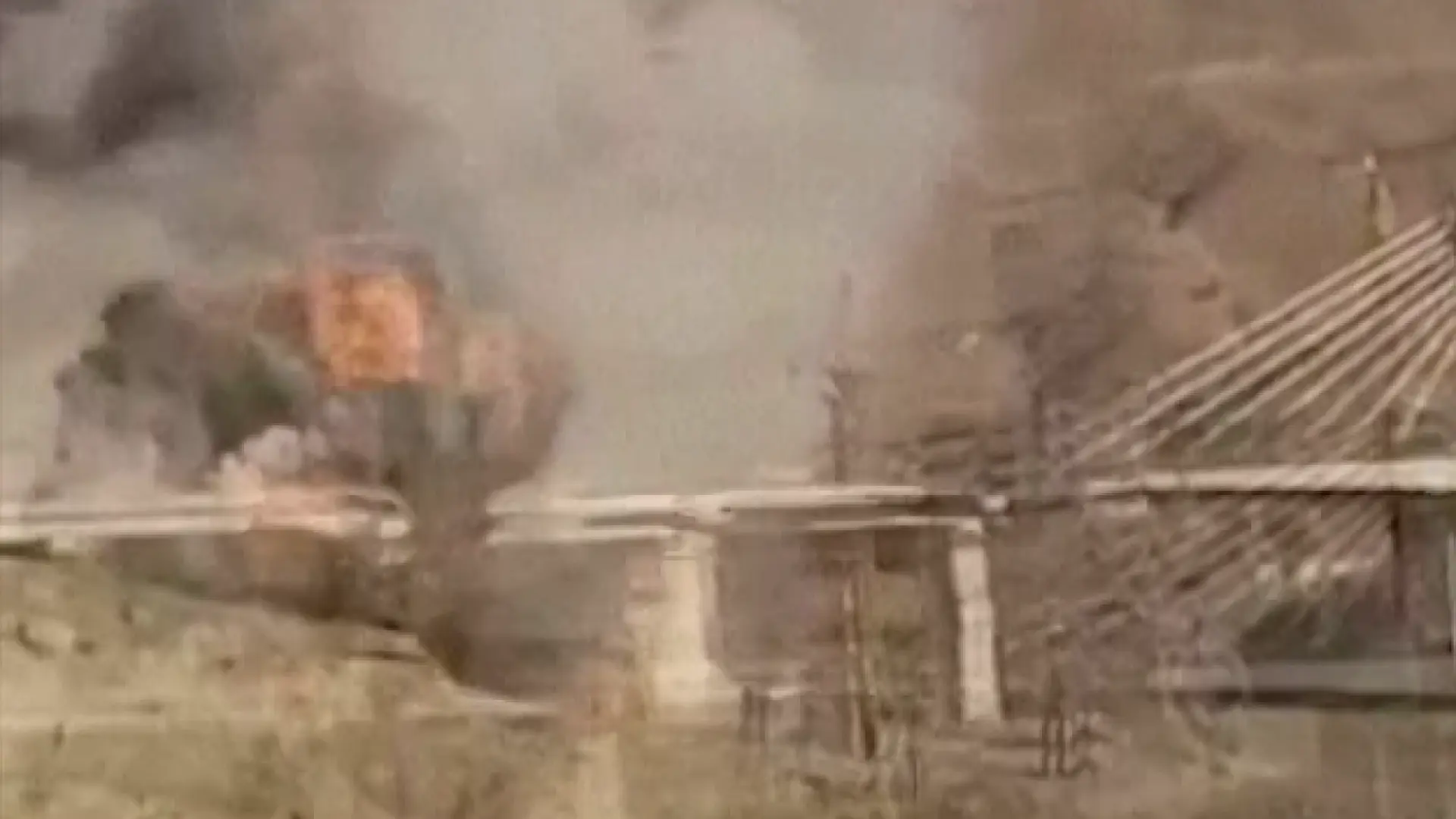 
         VÍDEO | Así fue el ataque de EEUU al puente más grande de Oriente Próximo: Teherán avisa de bombardeos "más devastadores" 
    