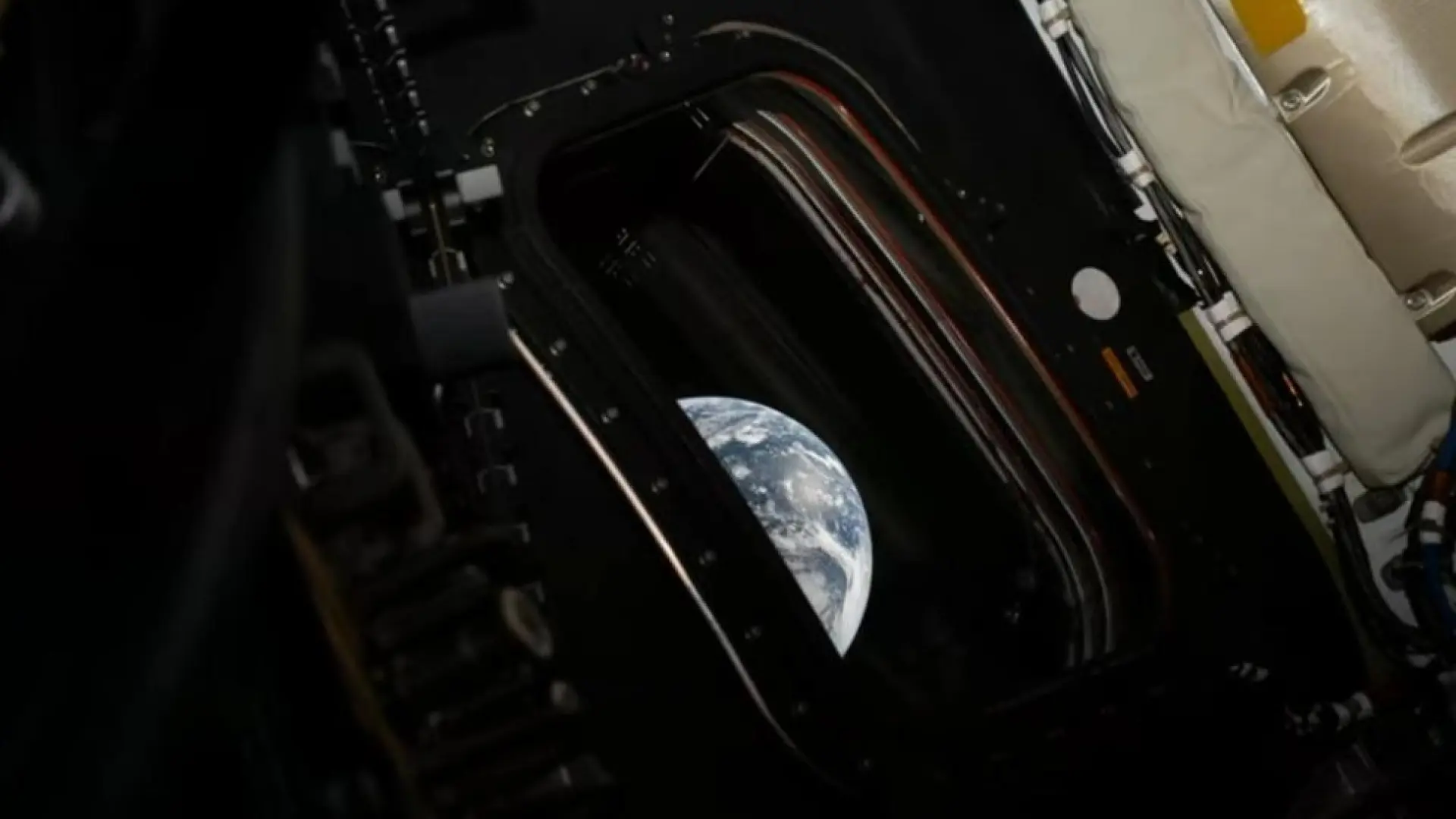
         La vista privilegiada de la Tierra desde Orión: los astronautas capturan las primeras fotografías 
    