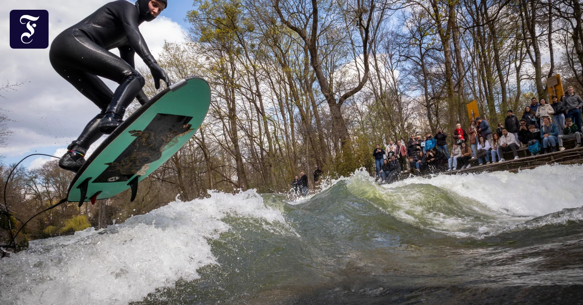 Auferstehung vor Ostern: Die Eisbachwelle in München ist zurück