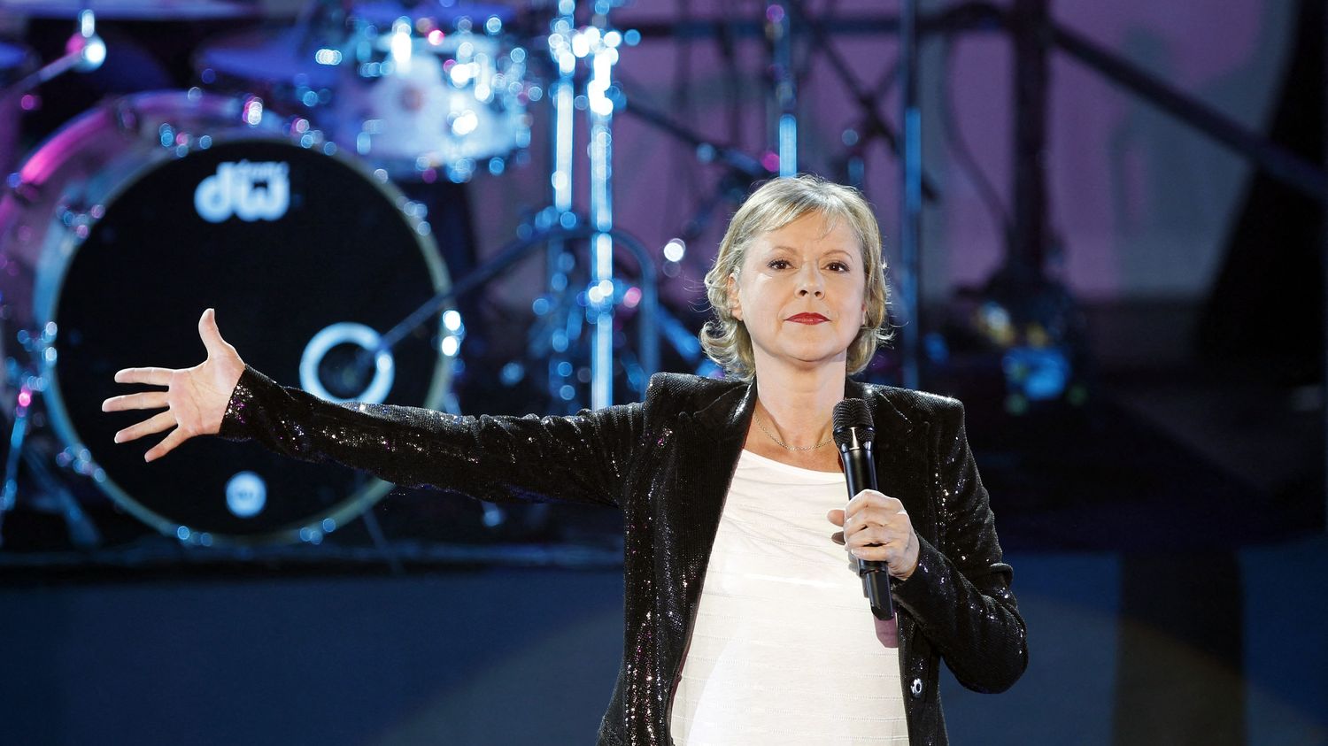 La chanteuse et animatrice Dorothée, idole des enfants, retrouve la scène après 16 ans d'absence