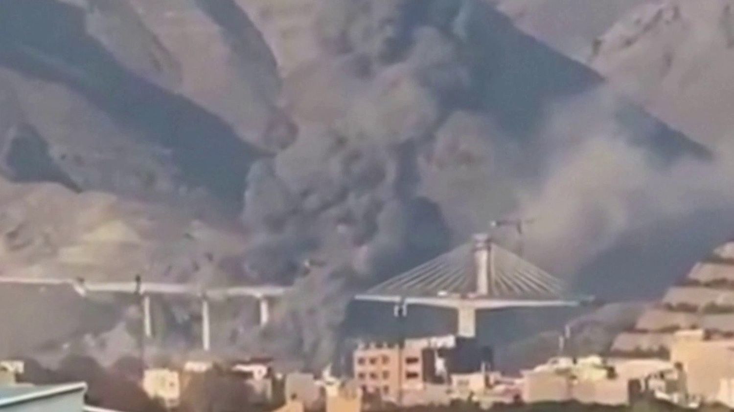 Les Etats-Unis frappent le plus grand pont d'Iran et menacent d'autres infrastructures civiles