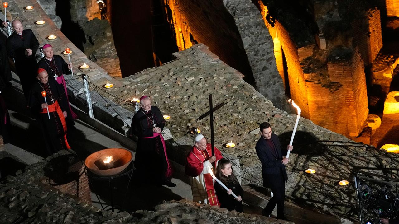 Papst leitet erstmals Karfreitags-Prozession