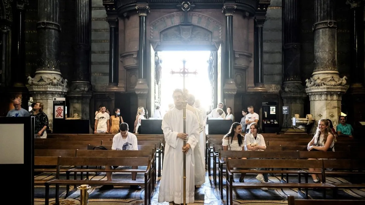 "J'ai ressenti un vide que j'ai voulu combler" : chaque année en France, des milliers d'adultes font leur baptême catholique